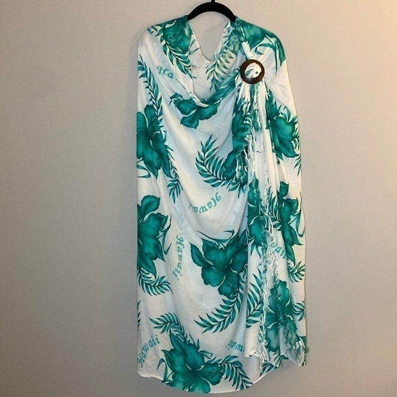 Hawaii Sarong Wrap With Fringe and Wooden Clasp White and Green Tropical Design - Picture 8 of 14